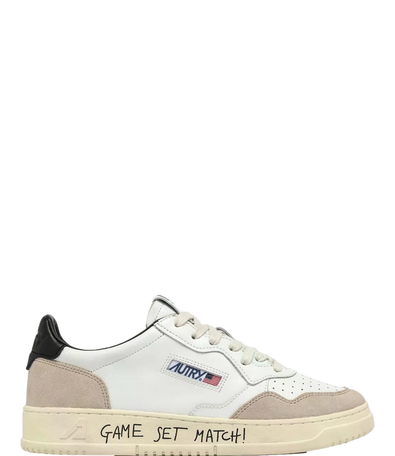 Sneaker Autry bianca e beige con scritta “Game Set Match!” Uomo