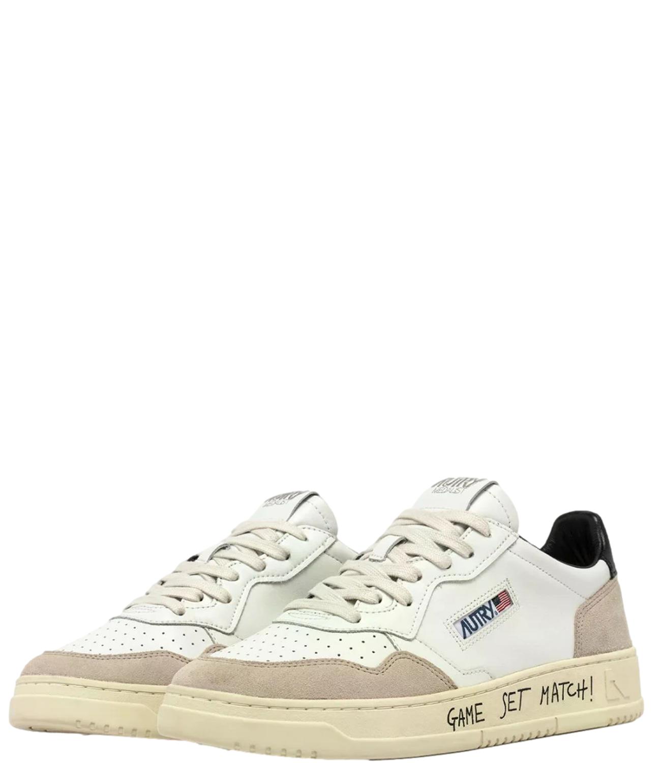 Sneaker Autry bianca e beige con scritta “Game Set Match!” Uomo