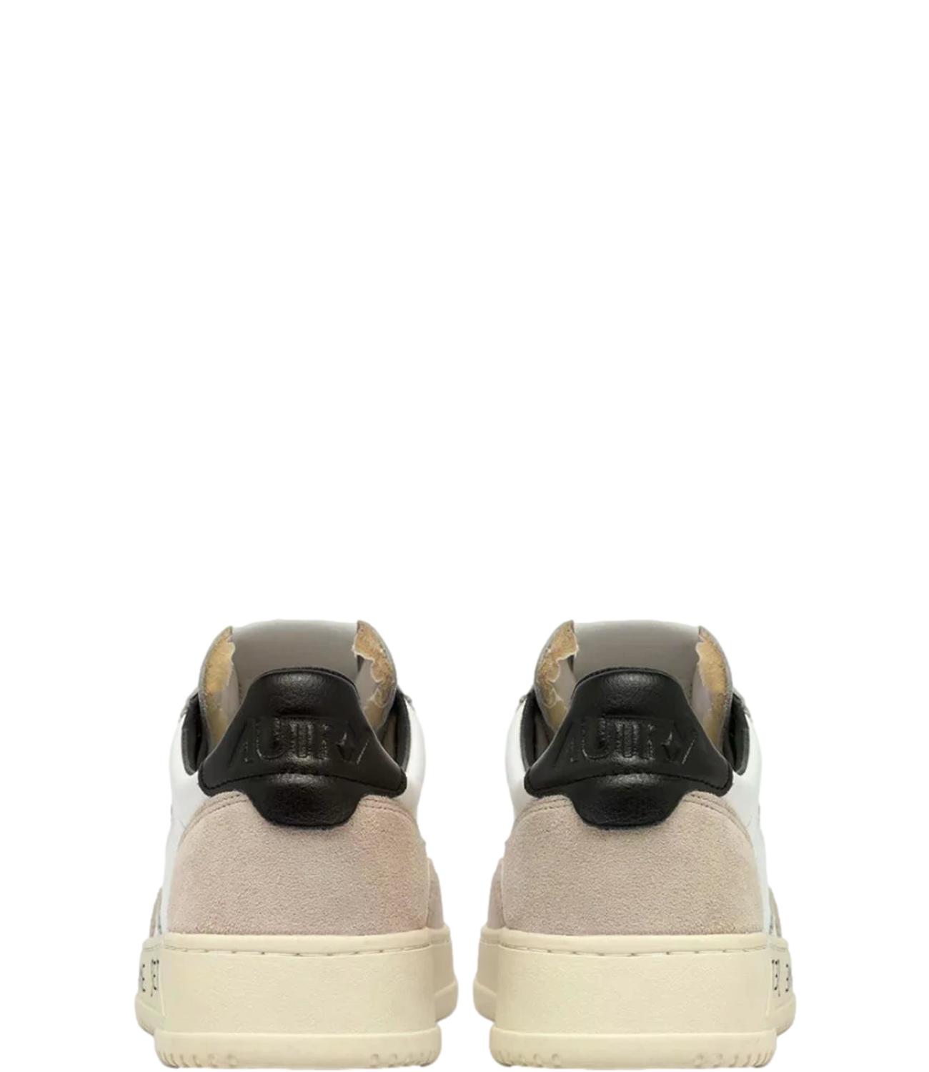 Sneaker Autry bianca e beige con scritta “Game Set Match!” Uomo