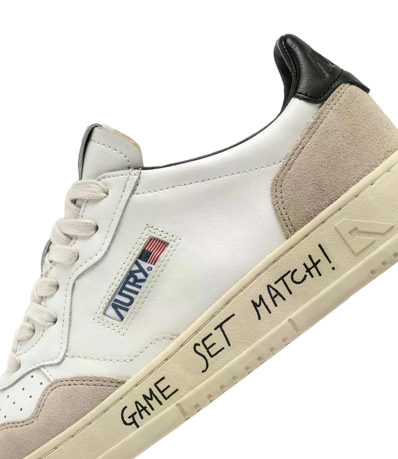 Sneaker Autry bianca e beige con scritta “Game Set Match!” Uomo