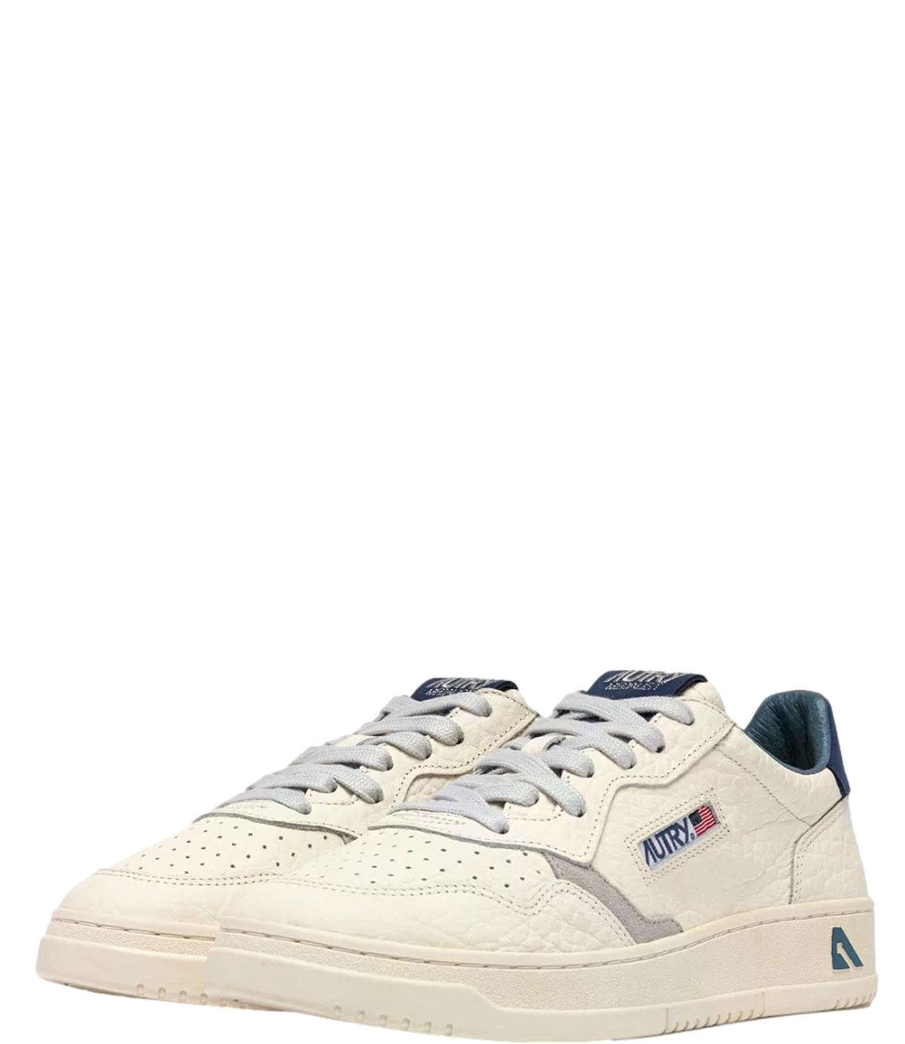 Sneaker Autry bianca in pelle martellata con dettagli blu Uomo